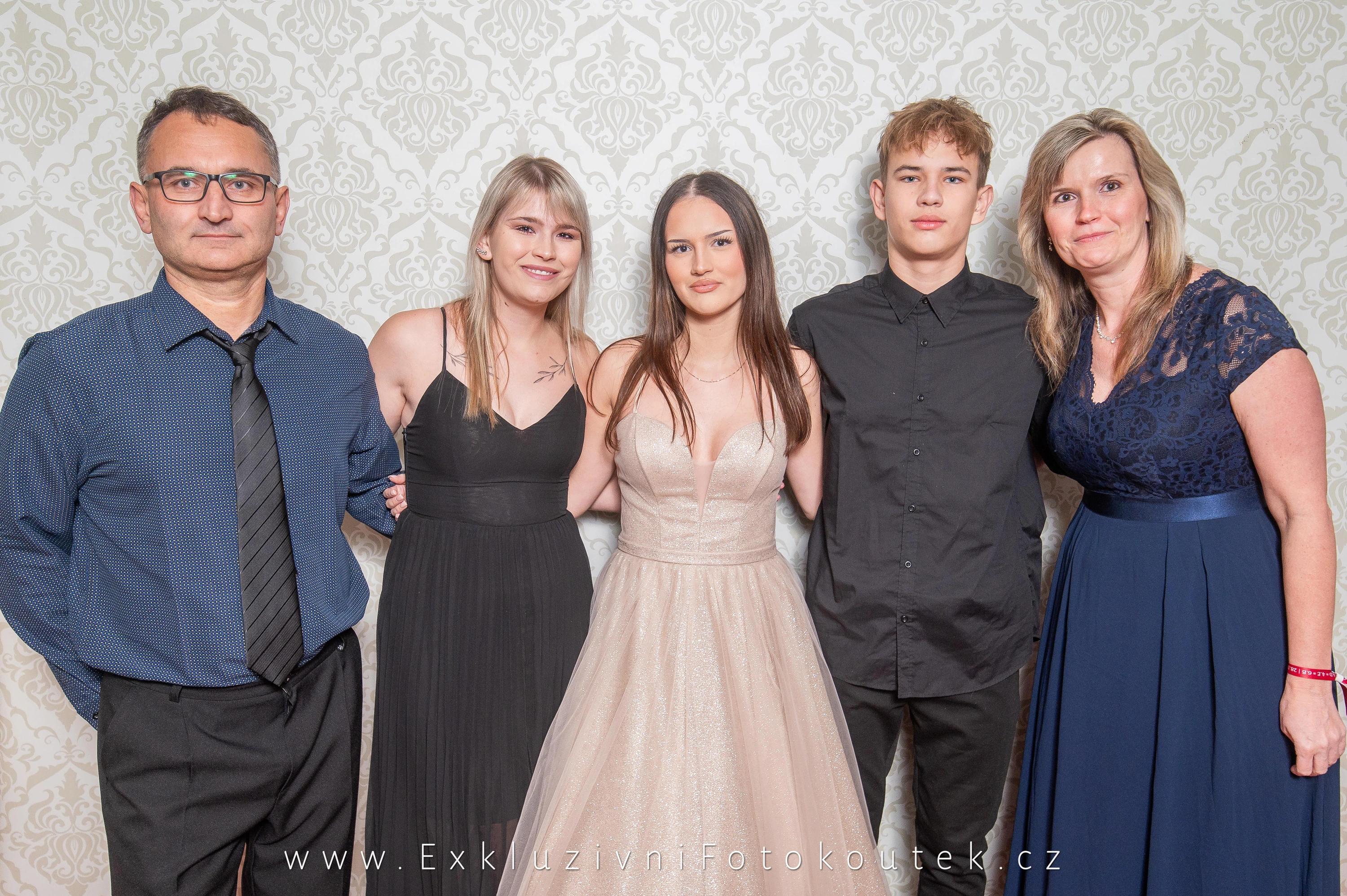 Maturanti ve fotokoutku na pozadí Elegant